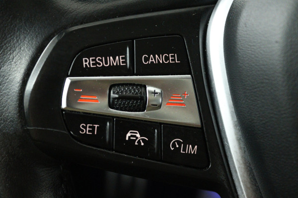 BMW 3-serie 330i High Executive (PANORAMADAK, STOELVERWARMING, CAMERA, COMFORTZETELS, DEALER ONDERHOUDEN)