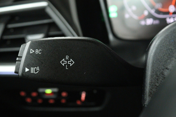 BMW 3-serie 330i High Executive (PANORAMADAK, STOELVERWARMING, CAMERA, COMFORTZETELS, DEALER ONDERHOUDEN)