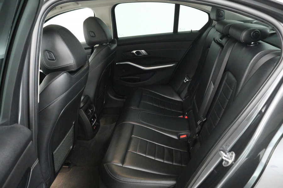 BMW 3-serie 330i High Executive (PANORAMADAK, STOELVERWARMING, CAMERA, COMFORTZETELS, DEALER ONDERHOUDEN)