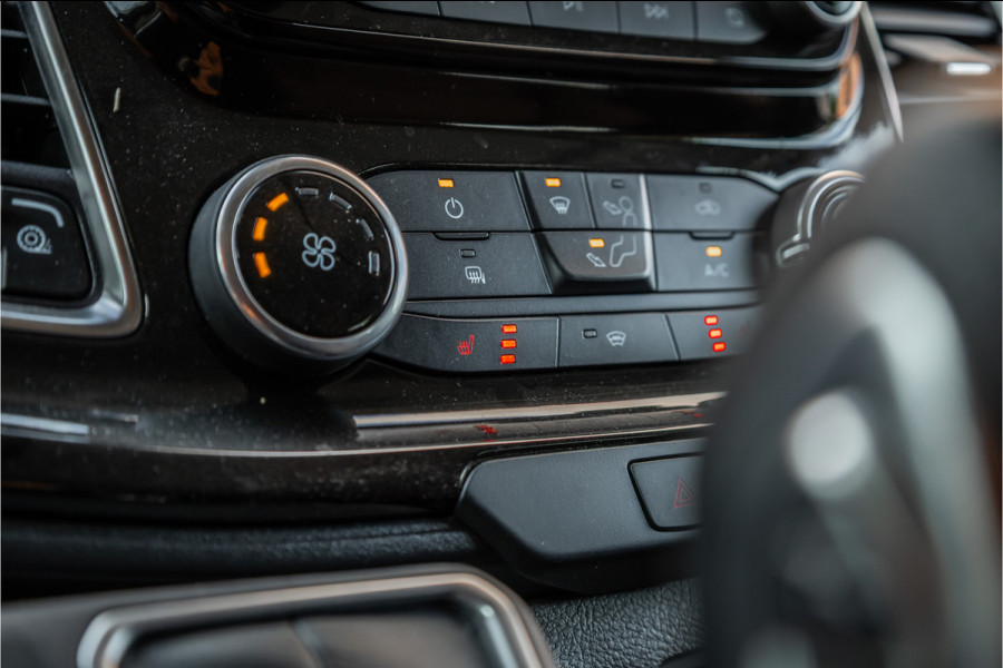 Ford Transit Custom MS-RT 320 2.0 TDCI L2H1 DC | ACC | BLIS | Bi-Xenon | Elek stoel | CarPlay | Navigatie | Camera | Stoelverwarming | L+R Schuifdeur | Lederen bekleding | Spoiler-pakket | Nieuwe APK | Verlengde fabrieksgarantie