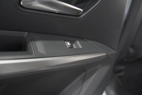 Peugeot 5008 Hybrid 136 e-DCS6 Allure | 7 Zitplaatsen | Camera | Stoelverwarming | Panoramic Navigation pack