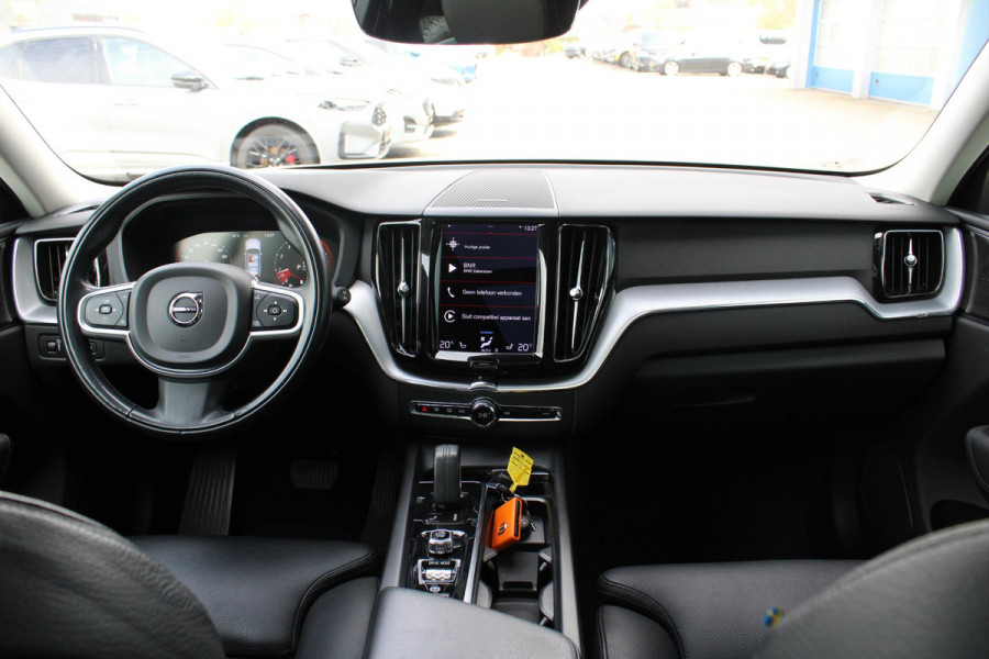 Volvo XC60 2.0 B5 Momentum Exclusive | Trekhaak | Stoelverwarming | Adaptive Cruise Control | 360 Camera | Navigatie |