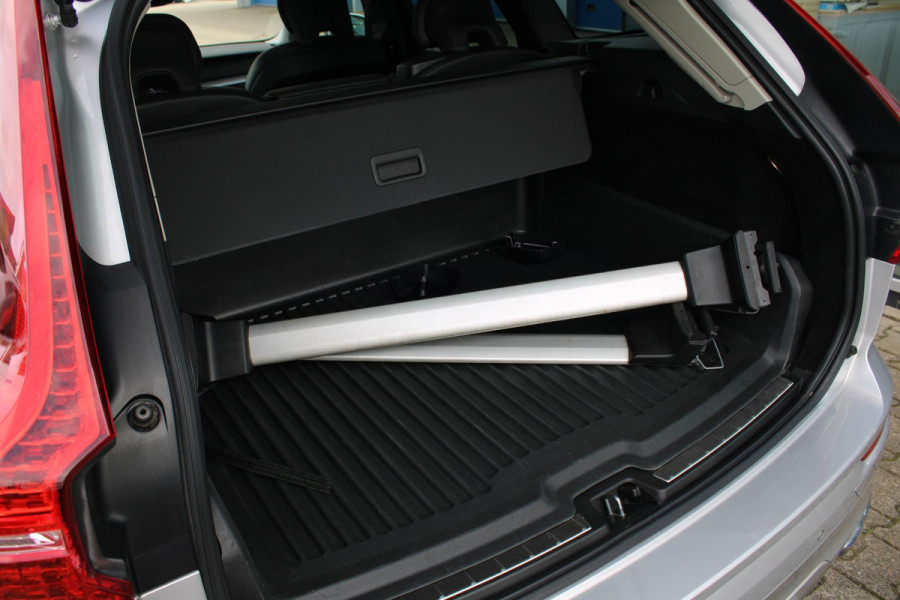 Volvo XC60 2.0 B5 Momentum Exclusive | Trekhaak | Stoelverwarming | Adaptive Cruise Control | 360 Camera | Navigatie |