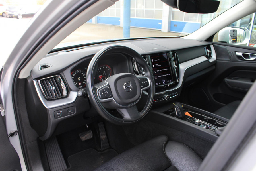 Volvo XC60 2.0 B5 Momentum Exclusive | Trekhaak | Stoelverwarming | Adaptive Cruise Control | 360 Camera | Navigatie |