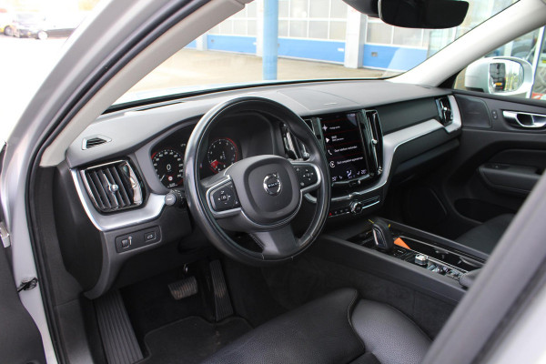 Volvo XC60 2.0 B5 Momentum Exclusive | Trekhaak | Stoelverwarming | Adaptive Cruise Control | 360 Camera | Navigatie |