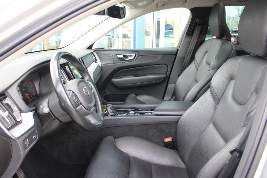 Volvo XC60 2.0 B5 Momentum Exclusive | Trekhaak | Stoelverwarming | Adaptive Cruise Control | 360 Camera | Navigatie |