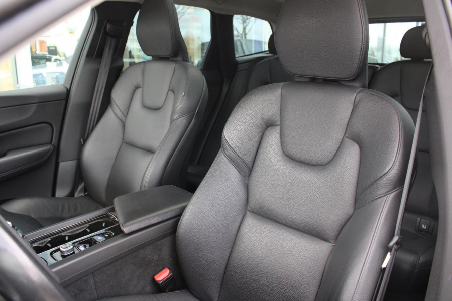 Volvo XC60 2.0 B5 Momentum Exclusive | Trekhaak | Stoelverwarming | Adaptive Cruise Control | 360 Camera | Navigatie |