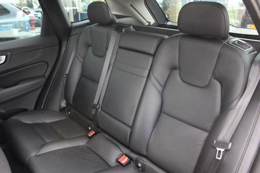 Volvo XC60 2.0 B5 Momentum Exclusive | Trekhaak | Stoelverwarming | Adaptive Cruise Control | 360 Camera | Navigatie |