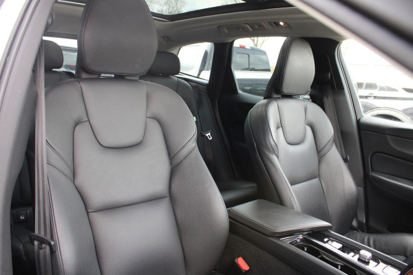 Volvo XC60 2.0 B5 Momentum Exclusive | Trekhaak | Stoelverwarming | Adaptive Cruise Control | 360 Camera | Navigatie |