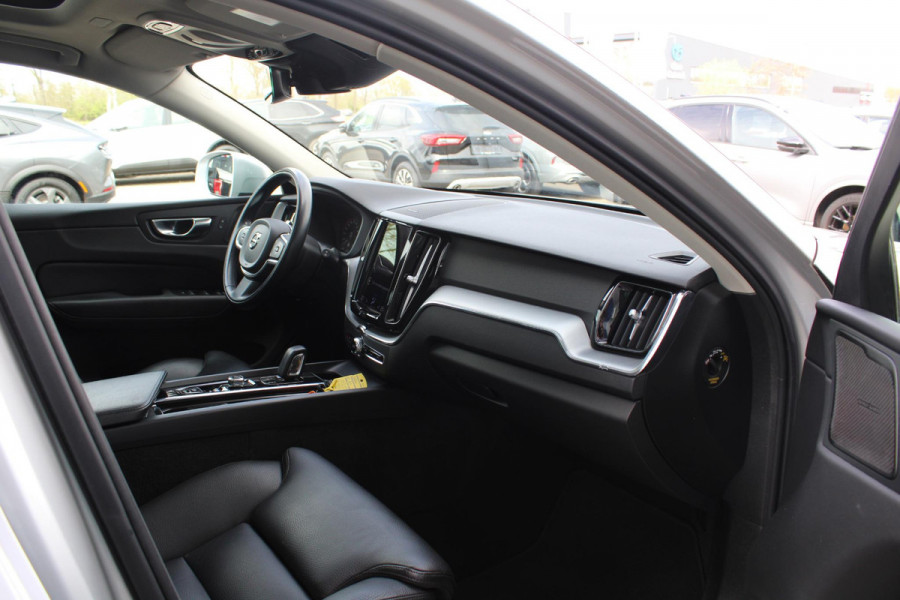 Volvo XC60 2.0 B5 Momentum Exclusive | Trekhaak | Stoelverwarming | Adaptive Cruise Control | 360 Camera | Navigatie |
