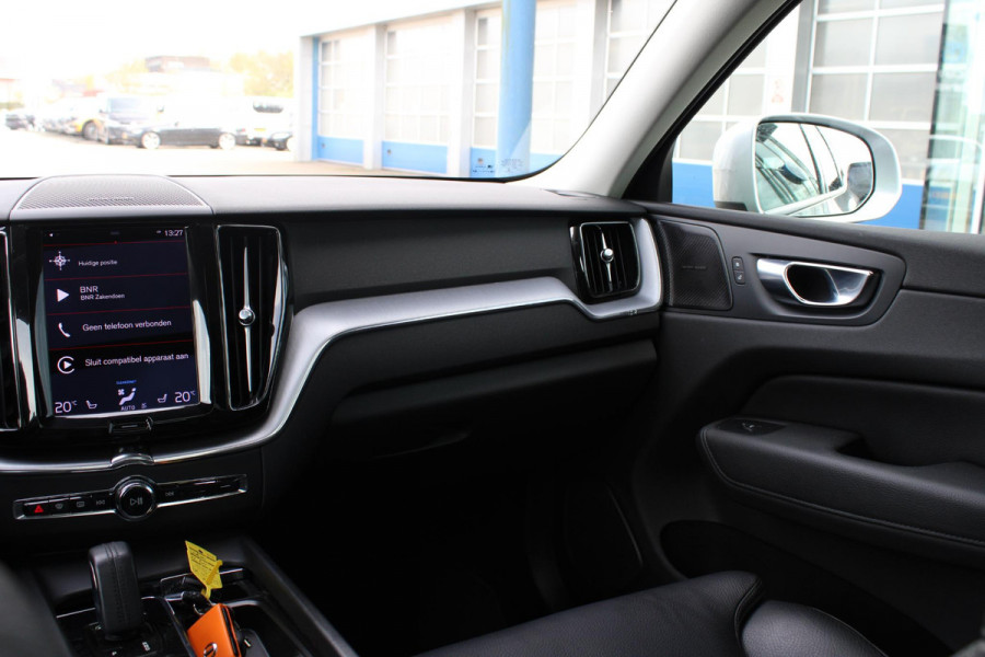 Volvo XC60 2.0 B5 Momentum Exclusive | Trekhaak | Stoelverwarming | Adaptive Cruise Control | 360 Camera | Navigatie |