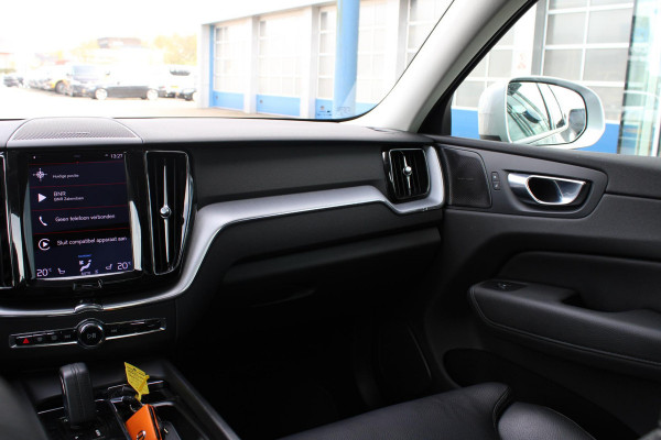 Volvo XC60 2.0 B5 Momentum Exclusive | Trekhaak | Stoelverwarming | Adaptive Cruise Control | 360 Camera | Navigatie |