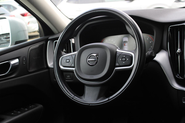 Volvo XC60 2.0 B5 Momentum Exclusive | Trekhaak | Stoelverwarming | Adaptive Cruise Control | 360 Camera | Navigatie |