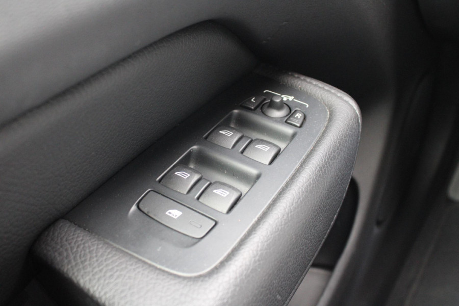 Volvo XC60 2.0 B5 Momentum Exclusive | Trekhaak | Stoelverwarming | Adaptive Cruise Control | 360 Camera | Navigatie |