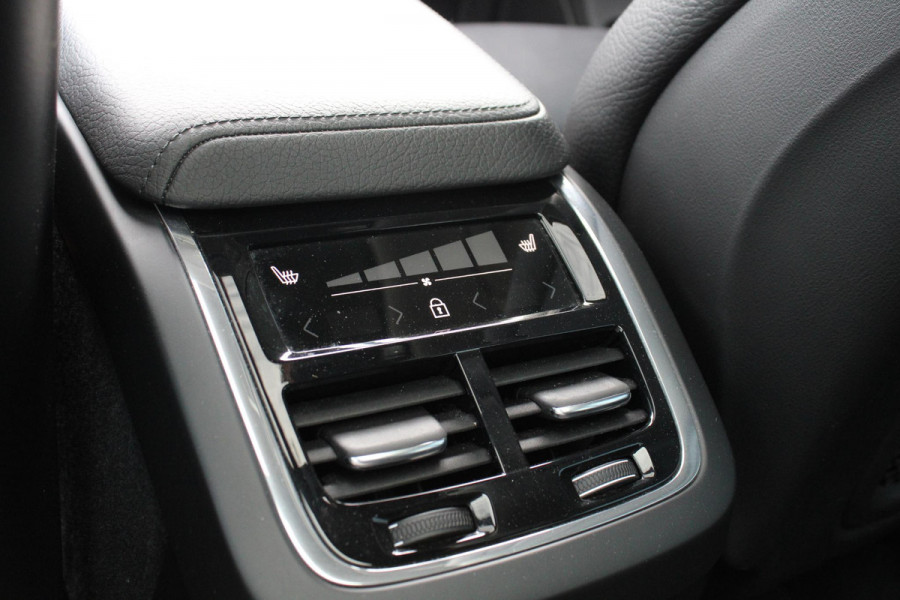 Volvo XC60 2.0 B5 Momentum Exclusive | Trekhaak | Stoelverwarming | Adaptive Cruise Control | 360 Camera | Navigatie |