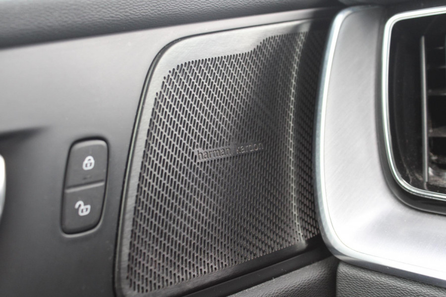 Volvo XC60 2.0 B5 Momentum Exclusive | Trekhaak | Stoelverwarming | Adaptive Cruise Control | 360 Camera | Navigatie |