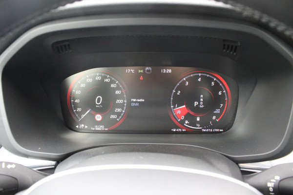 Volvo XC60 2.0 B5 Momentum Exclusive | Trekhaak | Stoelverwarming | Adaptive Cruise Control | 360 Camera | Navigatie |