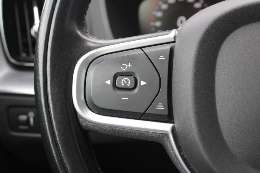 Volvo XC60 2.0 B5 Momentum Exclusive | Trekhaak | Stoelverwarming | Adaptive Cruise Control | 360 Camera | Navigatie |