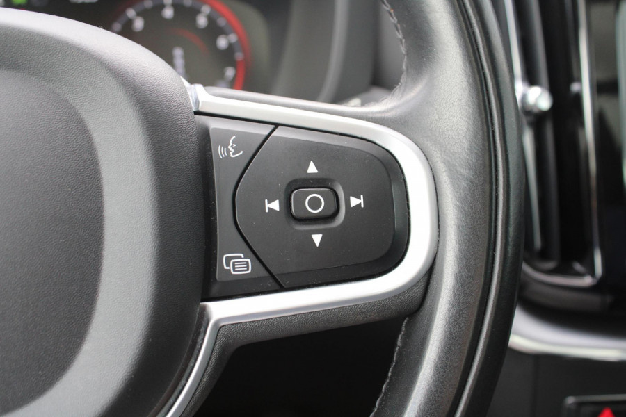 Volvo XC60 2.0 B5 Momentum Exclusive | Trekhaak | Stoelverwarming | Adaptive Cruise Control | 360 Camera | Navigatie |