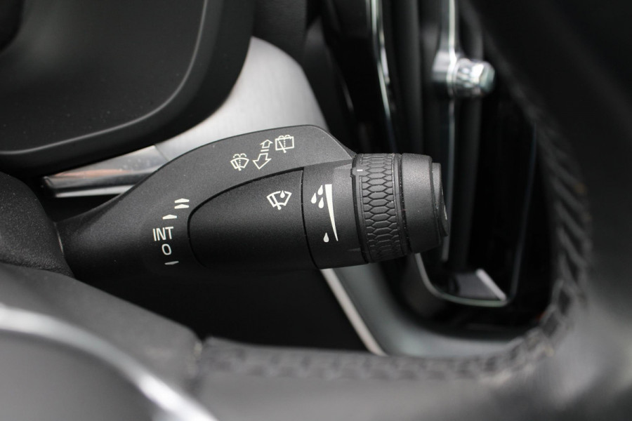 Volvo XC60 2.0 B5 Momentum Exclusive | Trekhaak | Stoelverwarming | Adaptive Cruise Control | 360 Camera | Navigatie |