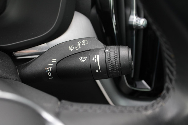 Volvo XC60 2.0 B5 Momentum Exclusive | Trekhaak | Stoelverwarming | Adaptive Cruise Control | 360 Camera | Navigatie |