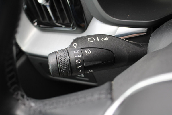 Volvo XC60 2.0 B5 Momentum Exclusive | Trekhaak | Stoelverwarming | Adaptive Cruise Control | 360 Camera | Navigatie |