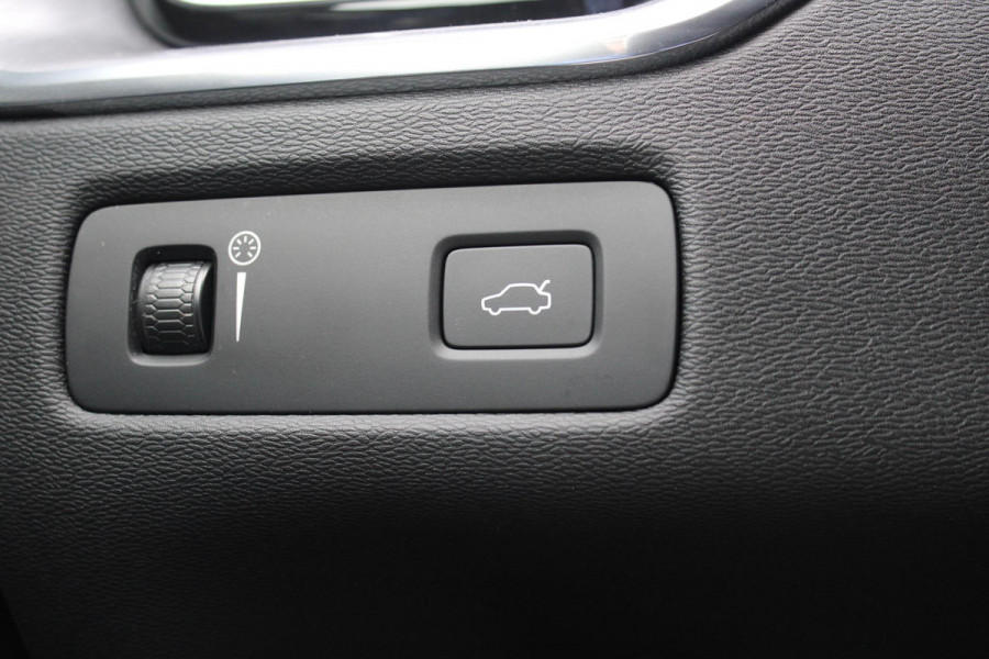 Volvo XC60 2.0 B5 Momentum Exclusive | Trekhaak | Stoelverwarming | Adaptive Cruise Control | 360 Camera | Navigatie |