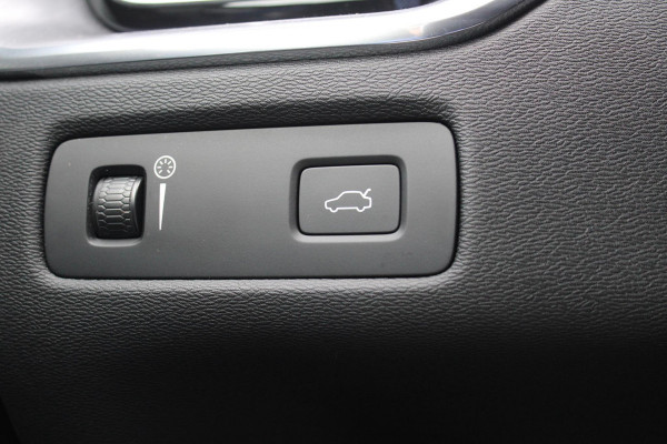 Volvo XC60 2.0 B5 Momentum Exclusive | Trekhaak | Stoelverwarming | Adaptive Cruise Control | 360 Camera | Navigatie |