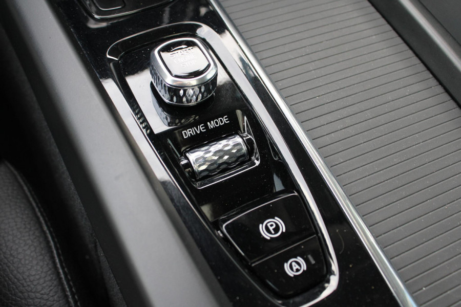 Volvo XC60 2.0 B5 Momentum Exclusive | Trekhaak | Stoelverwarming | Adaptive Cruise Control | 360 Camera | Navigatie |