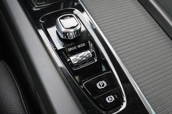 Volvo XC60 2.0 B5 Momentum Exclusive | Trekhaak | Stoelverwarming | Adaptive Cruise Control | 360 Camera | Navigatie |