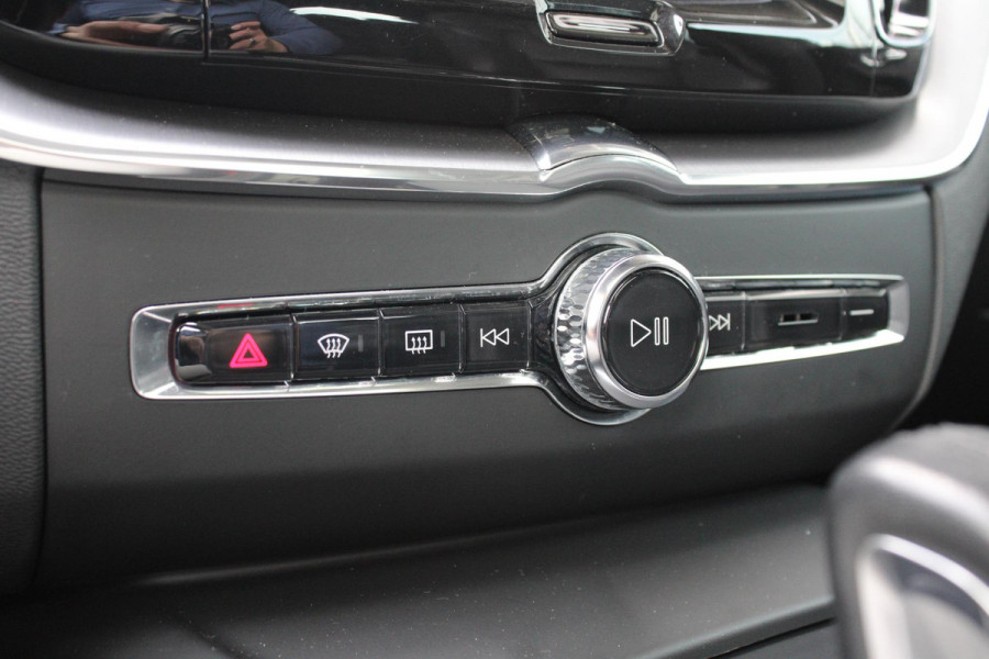 Volvo XC60 2.0 B5 Momentum Exclusive | Trekhaak | Stoelverwarming | Adaptive Cruise Control | 360 Camera | Navigatie |