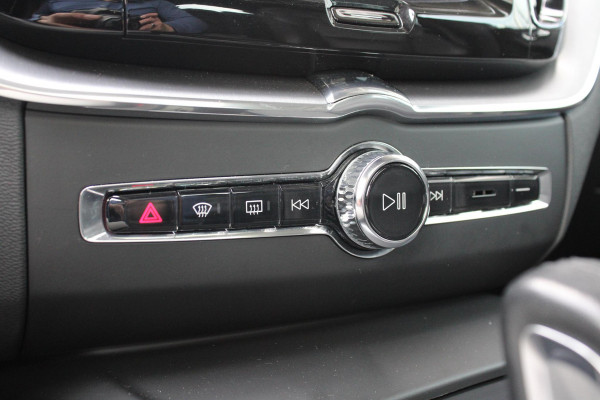Volvo XC60 2.0 B5 Momentum Exclusive | Trekhaak | Stoelverwarming | Adaptive Cruise Control | 360 Camera | Navigatie |
