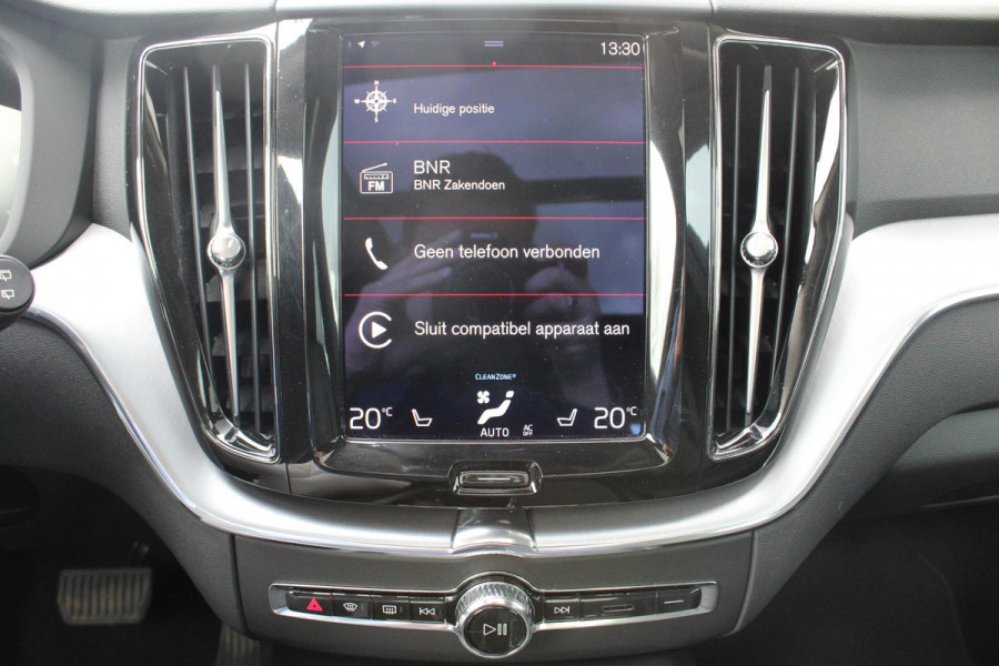 Volvo XC60 2.0 B5 Momentum Exclusive | Trekhaak | Stoelverwarming | Adaptive Cruise Control | 360 Camera | Navigatie |