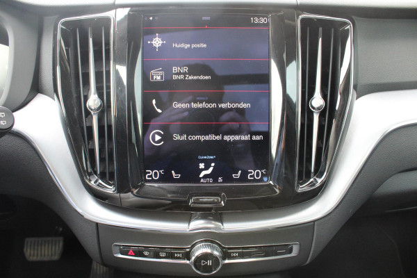 Volvo XC60 2.0 B5 Momentum Exclusive | Trekhaak | Stoelverwarming | Adaptive Cruise Control | 360 Camera | Navigatie |