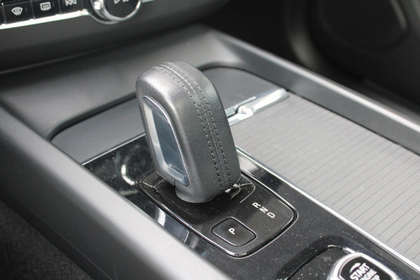 Volvo XC60 2.0 B5 Momentum Exclusive | Trekhaak | Stoelverwarming | Adaptive Cruise Control | 360 Camera | Navigatie |