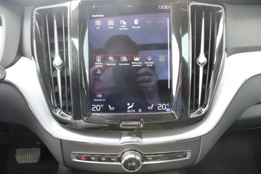 Volvo XC60 2.0 B5 Momentum Exclusive | Trekhaak | Stoelverwarming | Adaptive Cruise Control | 360 Camera | Navigatie |