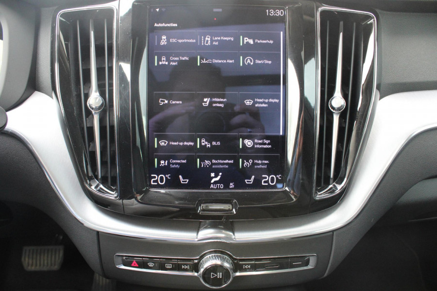 Volvo XC60 2.0 B5 Momentum Exclusive | Trekhaak | Stoelverwarming | Adaptive Cruise Control | 360 Camera | Navigatie |