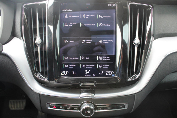 Volvo XC60 2.0 B5 Momentum Exclusive | Trekhaak | Stoelverwarming | Adaptive Cruise Control | 360 Camera | Navigatie |