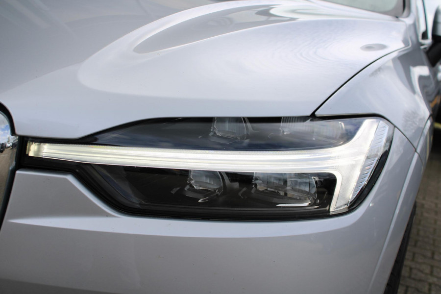 Volvo XC60 2.0 B5 Momentum Exclusive | Trekhaak | Stoelverwarming | Adaptive Cruise Control | 360 Camera | Navigatie |