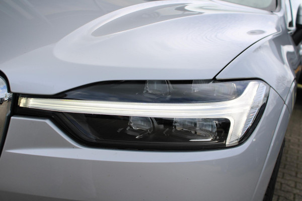 Volvo XC60 2.0 B5 Momentum Exclusive | Trekhaak | Stoelverwarming | Adaptive Cruise Control | 360 Camera | Navigatie |