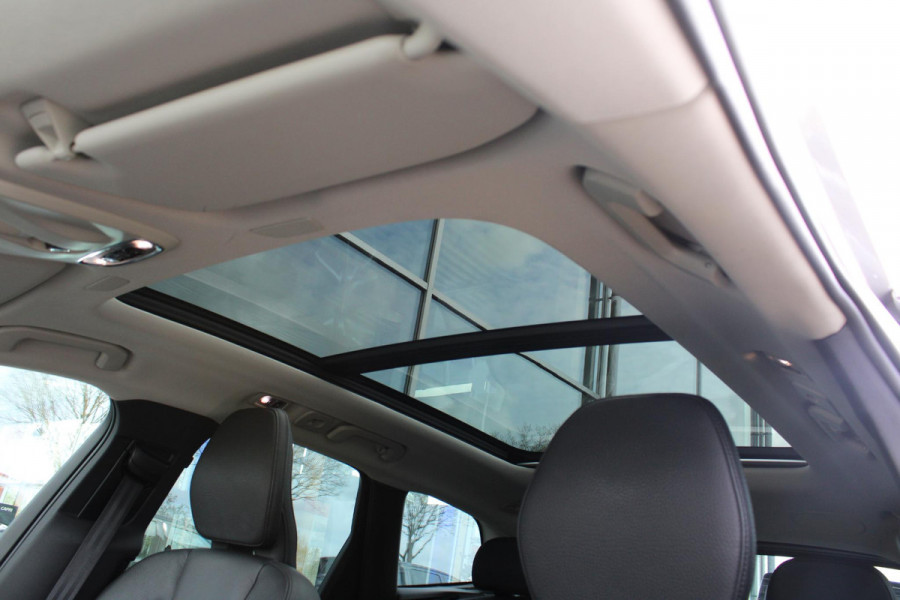 Volvo XC60 2.0 B5 Momentum Exclusive | Trekhaak | Stoelverwarming | Adaptive Cruise Control | 360 Camera | Navigatie |
