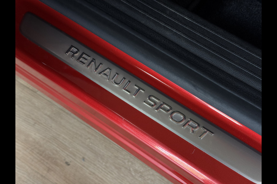 Renault Captur 1.3 TCe 140 R.S. Line | Groot navi | 18" | Camera | Stoelverwarming | 100% Dealer onderhouden!