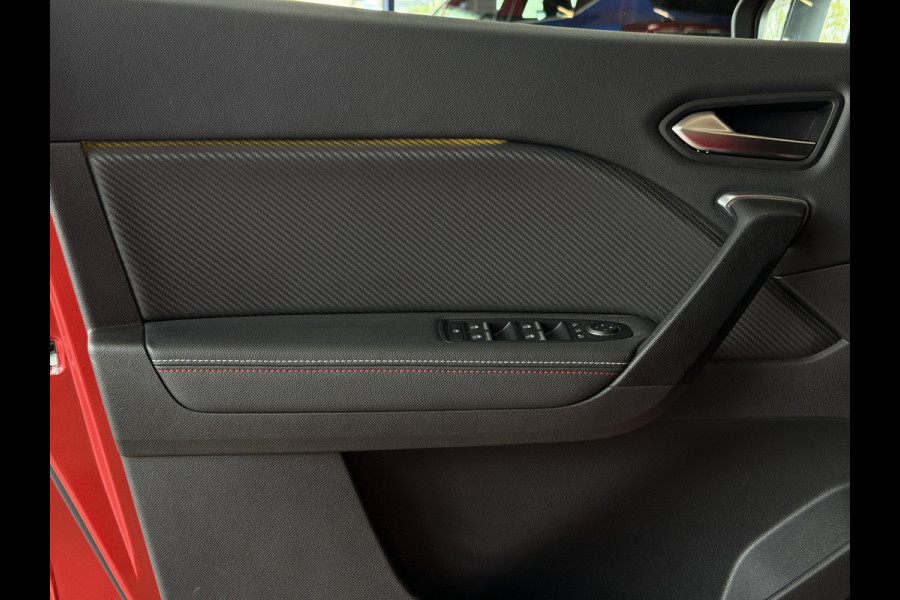 Renault Captur 1.3 TCe 140 R.S. Line | Groot navi | 18" | Camera | Stoelverwarming | 100% Dealer onderhouden!