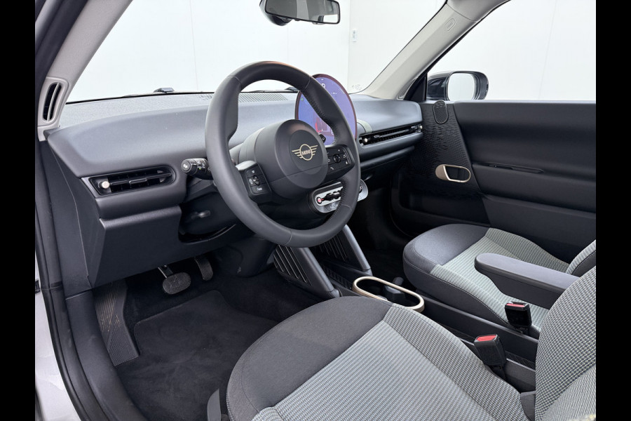 MINI Cooper E 40.7kWh SOH 99% Navi Camera Apple Carplay Android Auto Cruise Control Pdc Lmv DAB Led Regen-Lichtsensor Bluetooth Dodehoek detector Rijstrooksensor WiFi Isofix Origineel Nederlandse Auto Fabrieksgarantie tot 7-2-2028 Accu garantie tot 7-2-2033/160.000km