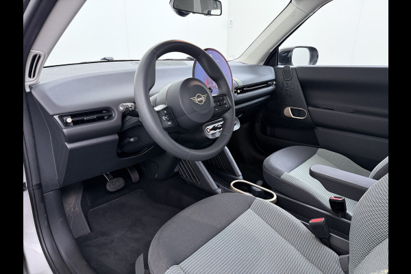 MINI Cooper E 40.7kWh SOH 99% Navi Camera Apple Carplay Android Auto Cruise Control Pdc Lmv DAB Led Regen-Lichtsensor Bluetooth Dodehoek detector Rijstrooksensor WiFi Isofix Origineel Nederlandse Auto Fabrieksgarantie tot 7-2-2028 Accu garantie tot 7-2-2033/160.000km