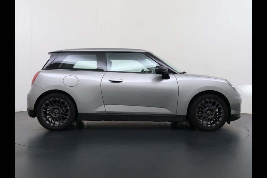 MINI Cooper E 40.7kWh SOH 99% Navi Camera Apple Carplay Android Auto Cruise Control Pdc Lmv DAB Led Regen-Lichtsensor Bluetooth Dodehoek detector Rijstrooksensor WiFi Isofix Origineel Nederlandse Auto Fabrieksgarantie tot 7-2-2028 Accu garantie tot 7-2-2033/160.000km