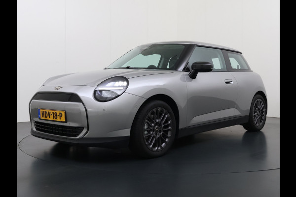 MINI Cooper E 40.7kWh SOH 99% Navi Camera Apple Carplay Android Auto Cruise Control Pdc Lmv DAB Led Regen-Lichtsensor Bluetooth Dodehoek detector Rijstrooksensor WiFi Isofix Origineel Nederlandse Auto Fabrieksgarantie tot 7-2-2028 Accu garantie tot 7-2-2033/160.000km