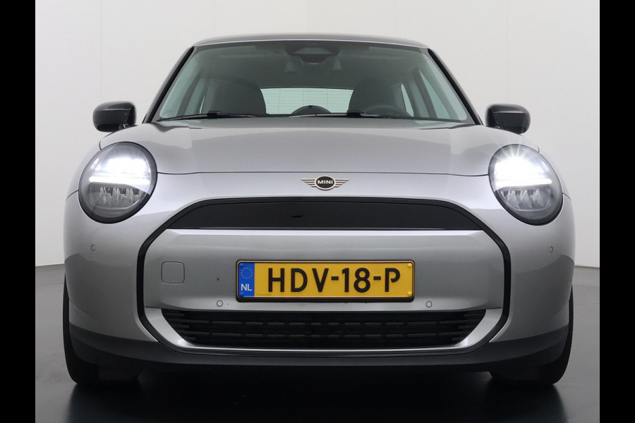 MINI Cooper E 40.7kWh SOH 99% Navi Camera Apple Carplay Android Auto Cruise Control Pdc Lmv DAB Led Regen-Lichtsensor Bluetooth Dodehoek detector Rijstrooksensor WiFi Isofix Origineel Nederlandse Auto Fabrieksgarantie tot 7-2-2028 Accu garantie tot 7-2-2033/160.000km