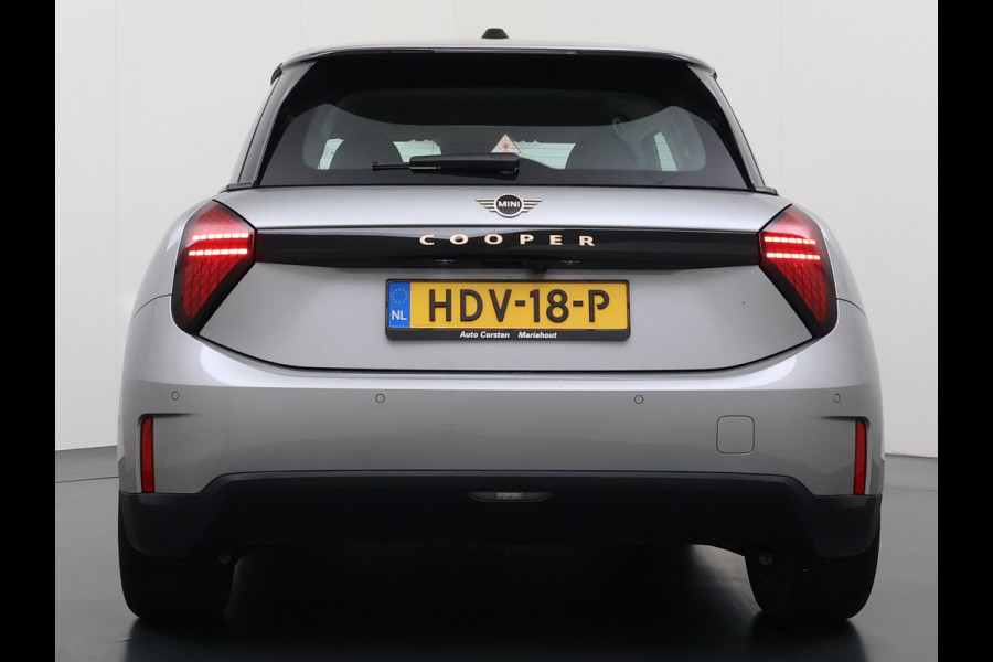 MINI Cooper E 40.7kWh SOH 99% Navi Camera Apple Carplay Android Auto Cruise Control Pdc Lmv DAB Led Regen-Lichtsensor Bluetooth Dodehoek detector Rijstrooksensor WiFi Isofix Origineel Nederlandse Auto Fabrieksgarantie tot 7-2-2028 Accu garantie tot 7-2-2033/160.000km
