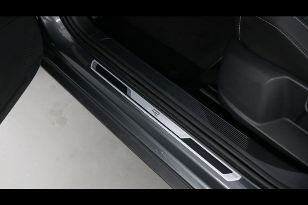 Volkswagen T-Roc 1.5 TSI 150pk R-Line Business DSG / Panoramadak / Keyless / Stoelverwarming / Camera